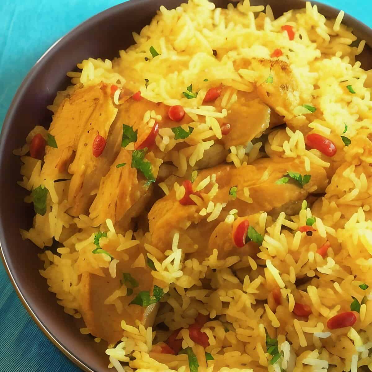 Leckeres Reisgericht mit Saffron und Huhn